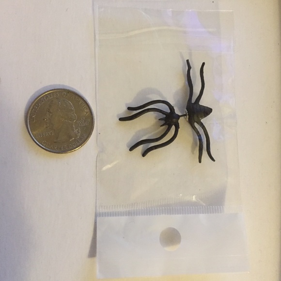 Single Large 3D Spider Earring - Picture 4 of 5